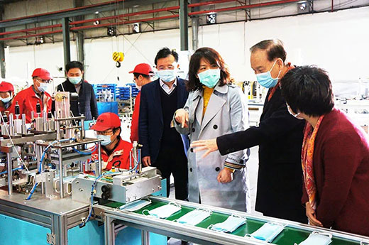 青浦区委副书记杨小菁等领导一行考察asiagame全自动口罩生产流水线设备