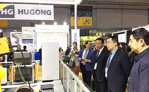 河南省鹤壁市市长莅临asiagame意大利CEA展位